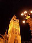 Nachtbeleuchtung auf die Giralda und Lampe, Kathedrale von Sevilla, Spanien.
