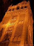Close-up auf die Giralda in der Nacht beleuchtet, der Kathedrale von Sevilla, Spanien.