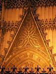 Tangle auf der Oberseite des Puerta de la Conception Nacht, der Kathedrale von Sevilla, Spanien.