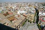 Blick auf die Plaza del Triunfo und der Palacio Arzobispal von der Spitze der Kathedrale Giralda, Sevilla, Spanien.