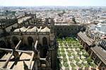 Blick auf den Patio de los Naranjos und der Puerta del Perdon von oben auf die Giralda, der Kathedrale von Sevilla, Spanien.