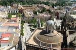 Schauen Sie sich die Plaza del Patio Bandera links, Plaza del Triunfo und Wände von der Giralda, der Kathedrale von Sevilla, Spanien.