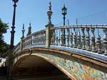 Keramik verziert Brücke über einen Kanal, Sevilla Plaza Espana, Spanien.
