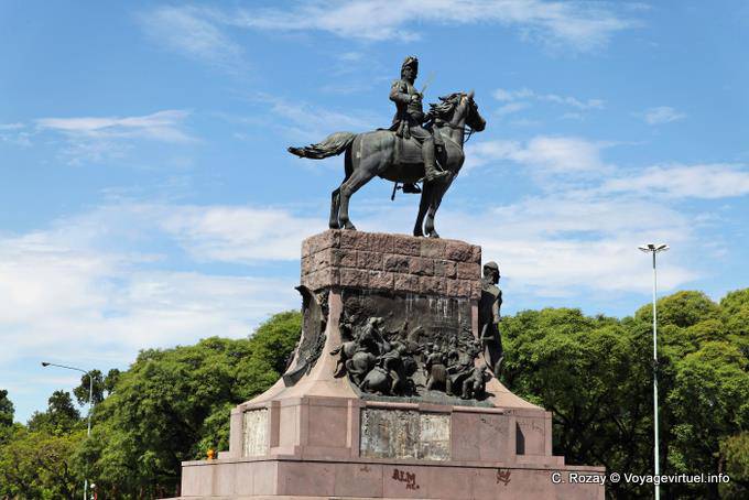 Avenida Sarmiento, Statue an der Ecke Figueroa Alcorta, Buenos Aires - Argentinien