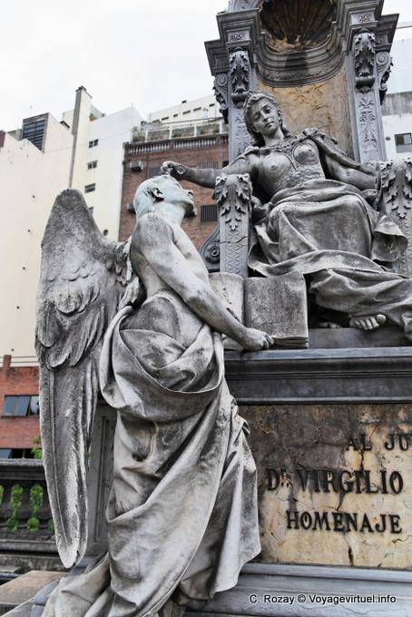 Skulptur von Miguel Sansebastiano fällt Dr. Virgilio Tedin, Cementerio de la Recoleta - Argentinien