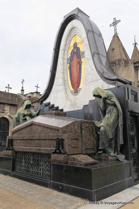 Tomb Art Deco Defferrari mit Skulpturen, Cementerio de la Recoleta - Argentinien