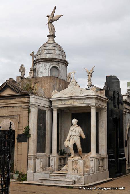 Ausgehende mit Migrationshinter Statue Ayudate Mausoleum Roverano Cementerio de la Recoleta - Argentinien