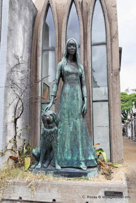 Skulptur Liliana Crocciati und sein Hund, Cementerio de la Recoleta - Argentinien