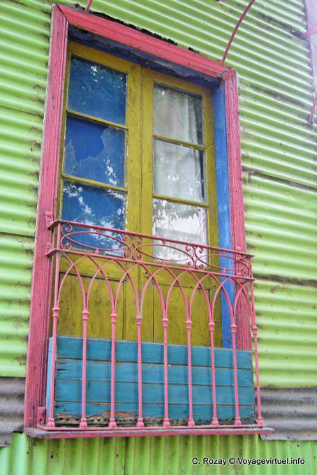 Zerbrochene Fenster und farbenfrohen La Boca Araoz de Lamadrid, Buenos Aires - Argentinien
