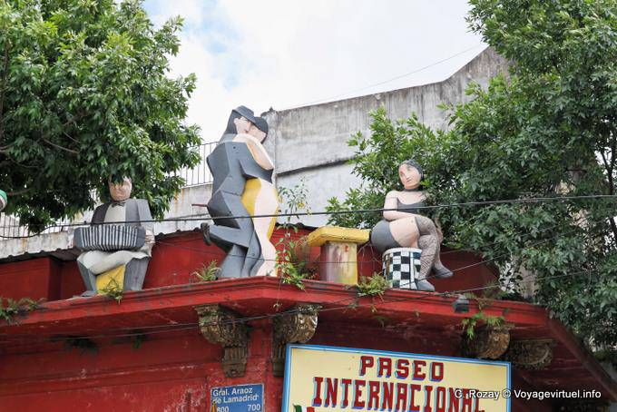 Statuen auf dem Dach von Internacional Paseo, La Boca, Araoz de Lamadrid, Buenos Aires - Argentinien