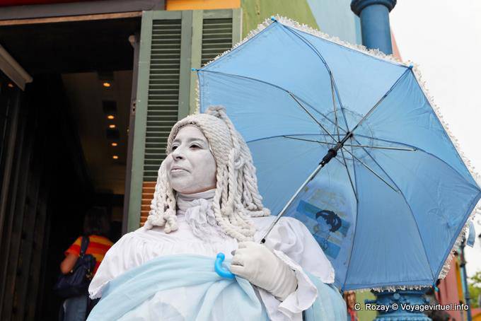 La Boca, Caminito, ein Mime unter einem blauen Regenschirm, Buenos Aires - Argentinien