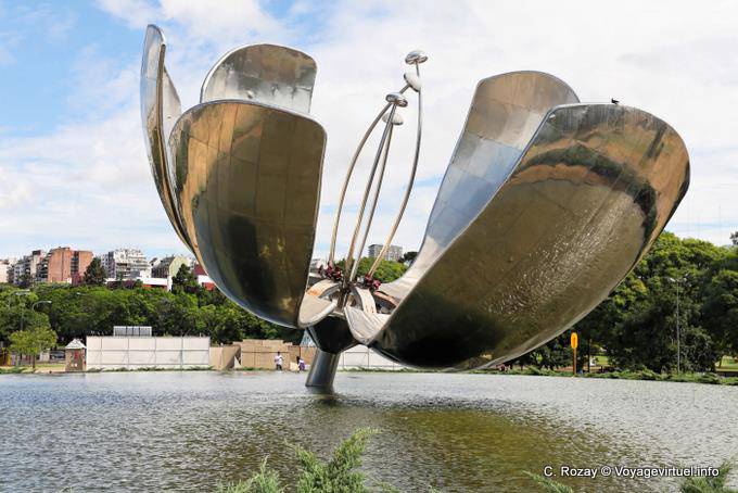 Der Bildhauer argentinischen Eduardo Catalano, der Plaza de las Naciones Unidas Floralis generalis, Buenos Aires - Argentinien