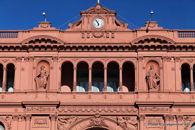 Fassade und Uhr, Plaza de Mayo, Casa Rosada in Buenos Aires - Argentinien