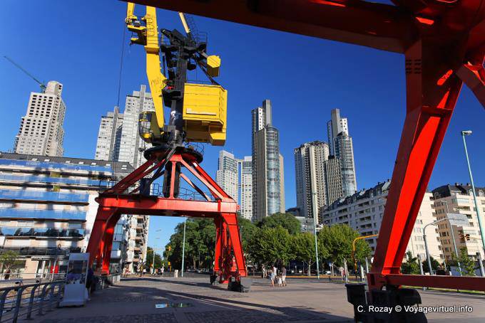 Hafenkräne und Gebäude in Puerto Madero, Buenos Aires - Argentinien