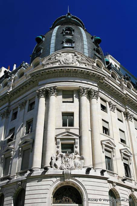 Reconquista, Gebäude an der Ecke von Juan Domingo Peron, Buenos Aires - Argentinien