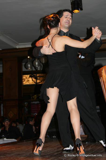 Paar und Stilettos, Tangoabend in Los Billares, Buenos Aires - Argentinien
