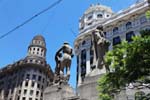 Statuen an der Ecke von Bartolome Mitre, Avenida Roque Sáenz Peña, Buenos Aires, Argentinien.