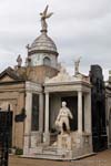 Ausgehende mit Migrationshinter Statue Ayudate Mausoleum Roverano Cementerio de la Recoleta, Argentinien.