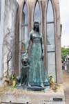 Skulptur Liliana Crocciati und sein Hund, Cementerio de la Recoleta, Argentinien.