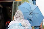 La Boca, Caminito, ein Mime unter einem blauen Regenschirm, Buenos Aires, Argentinien.