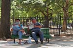 Plaza San Martin, auf der Bank, Buenos Aires, Argentinien.