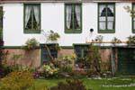 Garten und Fassade des Estancia Harberton, Ushuaia, Argentinien.