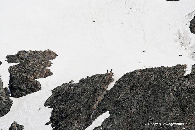 Kleine Männer ganz oben auf der Moräne des Martial Glacier, Ushuaia - Argentinien
