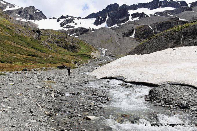Der Rand des Schneefeld zwischen Bosque und Moräne Martial Glacier, Ushuaia - Argentinien