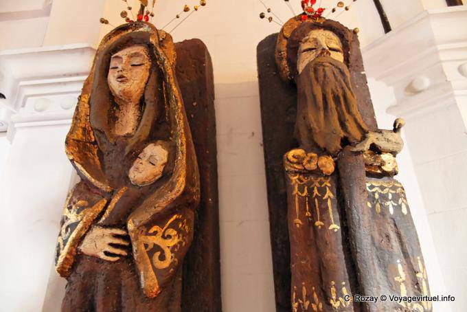 Drôles de statues en bois, Mendoza Banco Hypothecario Nacional - Argentinien