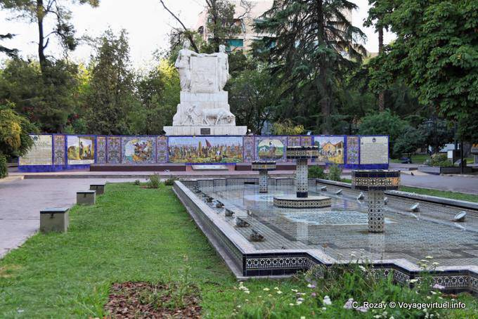 Vue générale du monument réalisé par Manuel Escudero et de sa frise céramique, Mendoza Plaza De Espana - Argentinien
