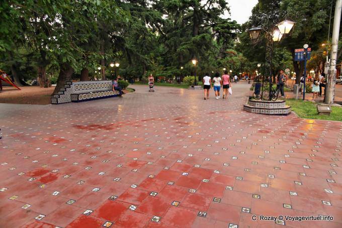 Pavage rouge avec symboles, Mendoza Plaza De Espana - Argentinien