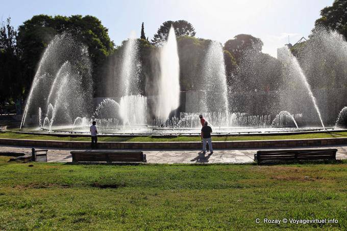 Fontaine et jets d'eau, Mendoza Plaza Independenzia - Argentinien