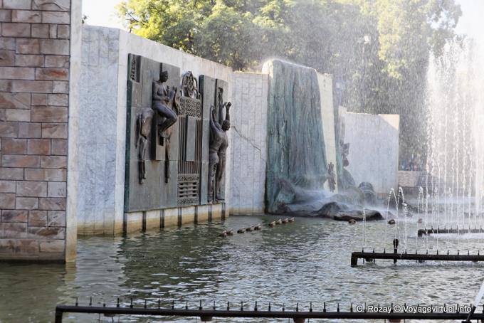 Frise de bronze "La Libertad, esa gesta anónima", par Eliana Molinelli et Laura Valdivieso, Mendoza Plaza Independenzia - Argentinien