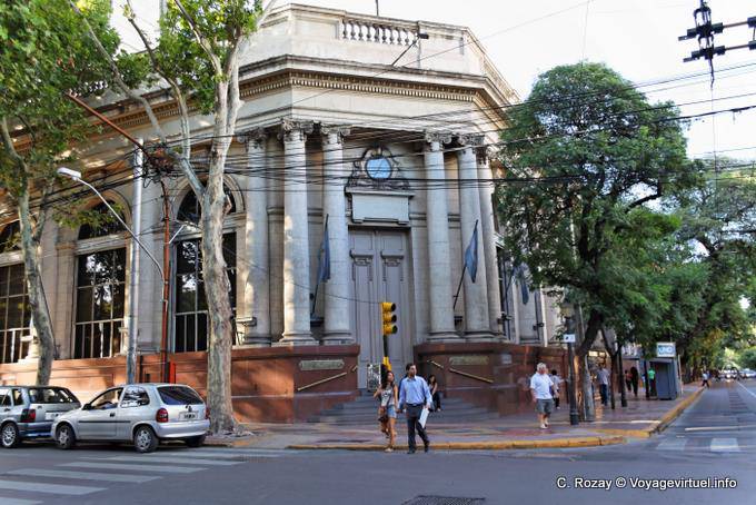 Immeuble à colonnes dans un angle, Mendoza Plaza San Martin - Argentinien
