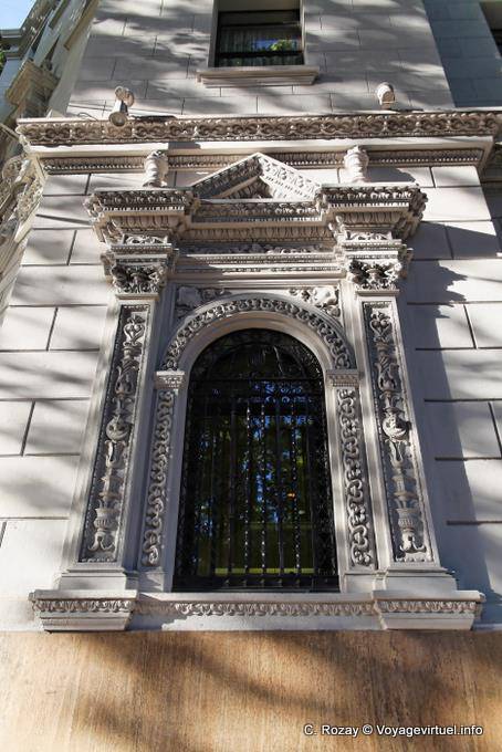 Style architectural néoplateresque très chargé pour cette fenêtre de la Mercantil Andina, Mendoza Plaza San Martin - Argentinien
