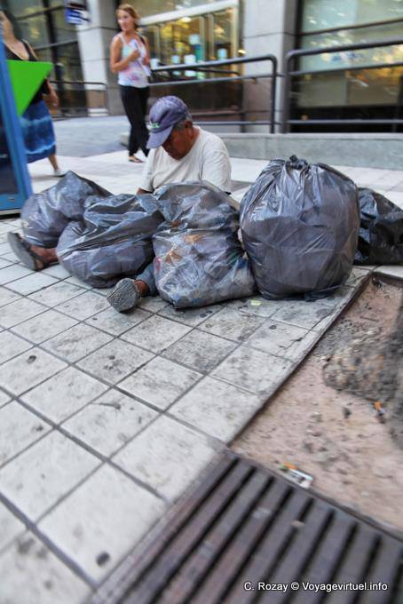 Pauvreté triant les poubelles pour récupèrer, Mendoza Plaza San Martin - Argentinien
