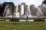 Brunnen und Wasserdüsen, Plaza Indipendenza, Mendoza, Argentinien.