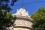 Skulpturen auf der Oberseite des Banco de Mendoza, Plaza San Martin, Mendoza, Argentinien.
