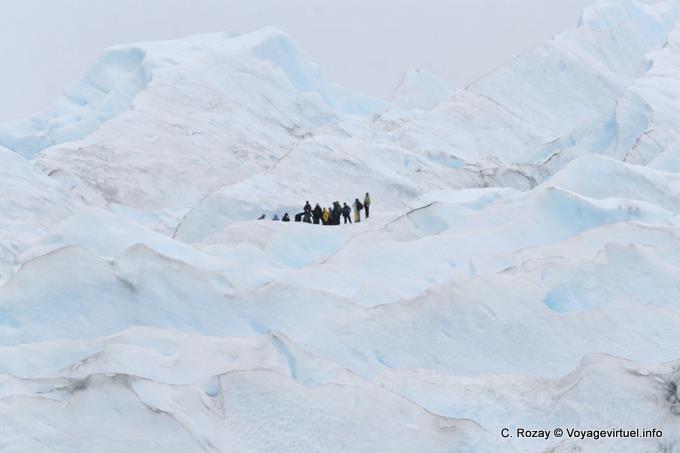 Gruppe von Touristen in Mini-Trekking, Gletscher Perito Moreno, El Calafate - Argentinien