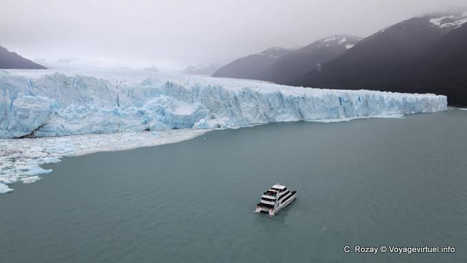 Boot vor der Eisklippen Südseite, Gletscher Perito Moreno, El Calafate - Argentinien