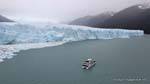Boot vor der Eisklippen Südseite, Gletscher Perito Moreno, El Calafate, Argentinien.