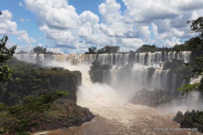 Gruppe Wasserfälle Recht der Isla San Martin, Iguazu Wasserfälle - Argentinien