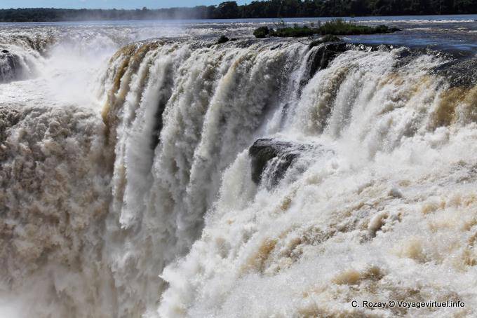 Ober Rio Iguazu in Salto Belgrano, Puerto Iguazu fließt - Argentinien