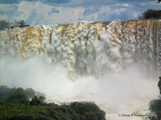 Brüllen der Fälle Entdeckungen im sechzehnten Jahrhundert von Alvar Nuñez Cabeza de Vaca, Puerto Iguazu - Argentinien