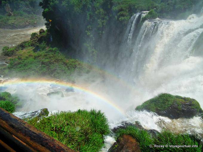 Doppelter Regenbogen Himmel im Herzen der Fälle, Iguazu Wasserfälle - Argentinien