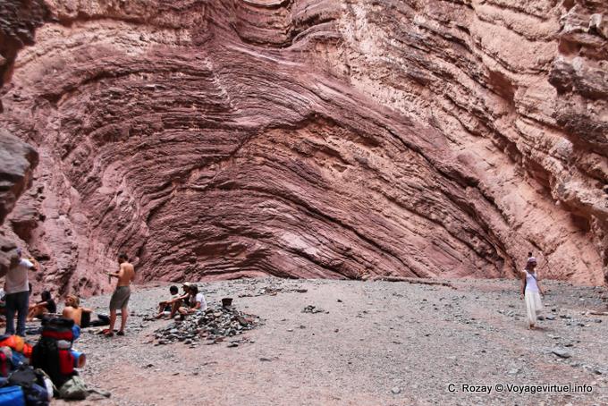 Im Inneren der felsigen Amphitheater (Anfiteatro) Quebrada de las Conchas - Argentinien