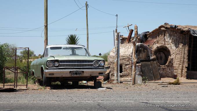 Altes Auto, unter Chepes und San Juan - Argentinien