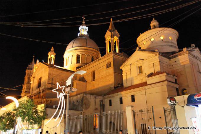 Cathedral Basilica of San Nicolas Nacht Sicht, La Rioja - Argentinien