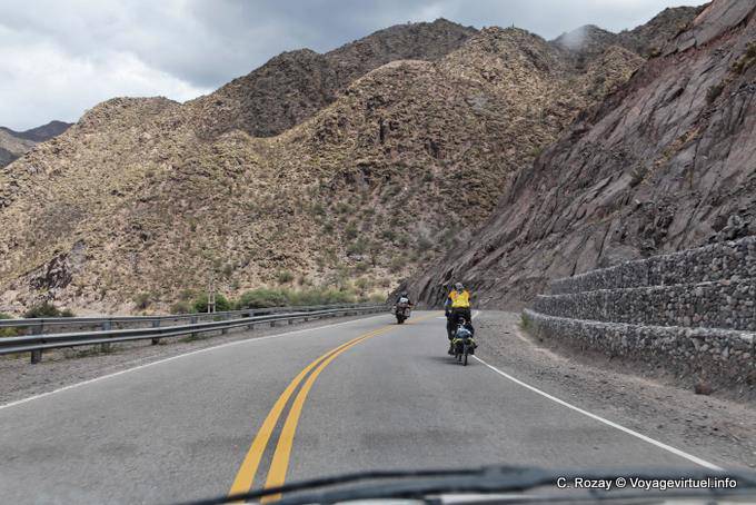 Radfahrer auf der Ruta 40 km zwischen 4150 und 4000 - Argentinien