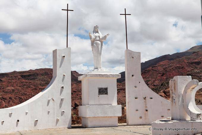 Virgin auf einem Felsvorsprung, Ruta 40, Hualfin - Argentinien